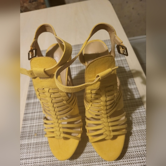 Shoe Dazzle Yellow Woven Platform Sandals - Picture 8 of 8